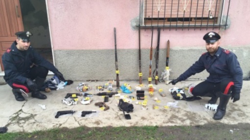 Carabinieri sequestrano armi e ordigni