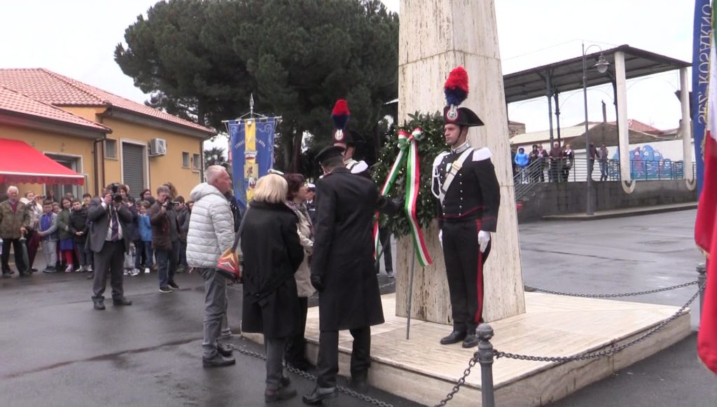 Il colonnello Scafuri, insieme ai familiari dei due carabinieri depositano la corona di alloro davanti al momumento